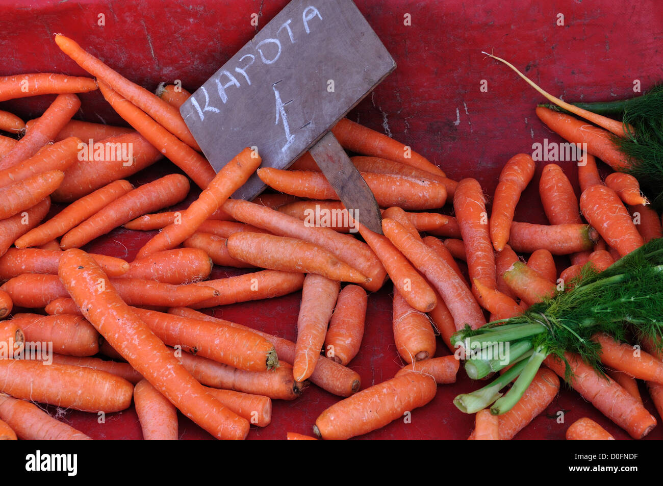 Carote al prezzo di 1 euro per la vendita in un negozio di alimentari. Sfondo di verdure. Foto Stock