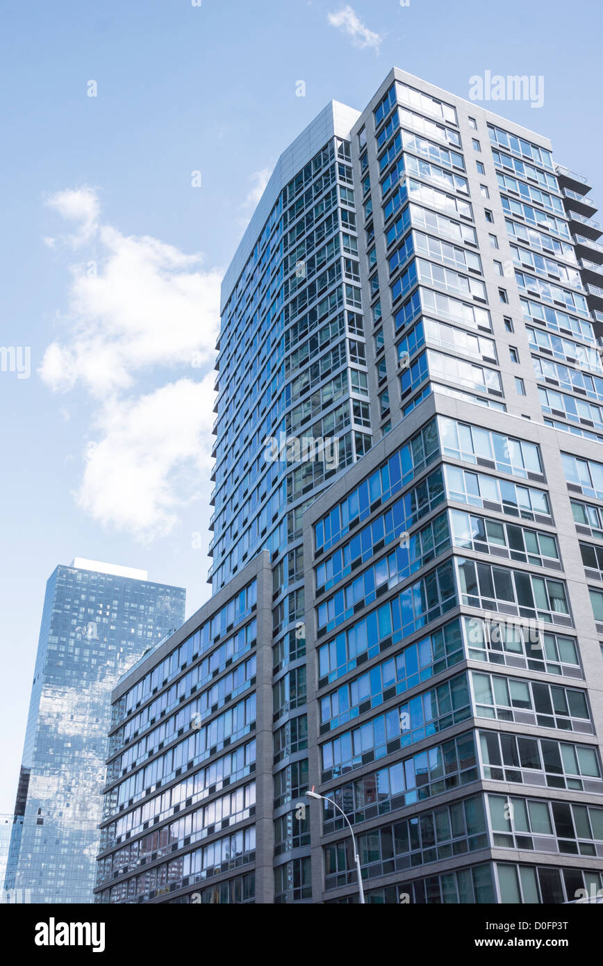 Nuovi grattacieli sulla 10th Avenue in Hell's Kitchen area della città di New York Foto Stock