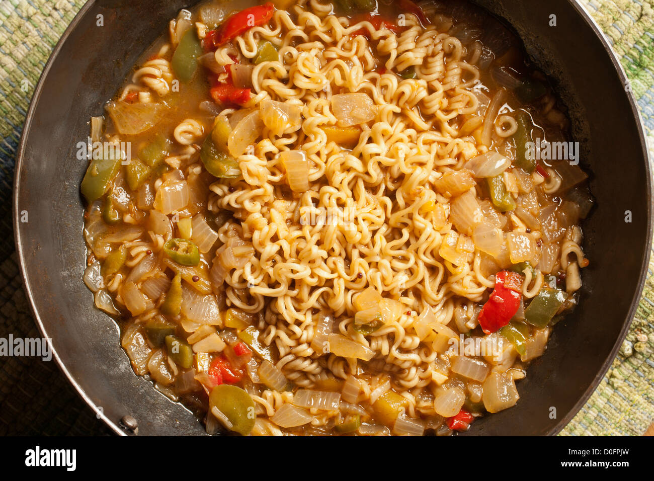 Masala spaghetti istantanei, moderna cucina indiana Foto Stock