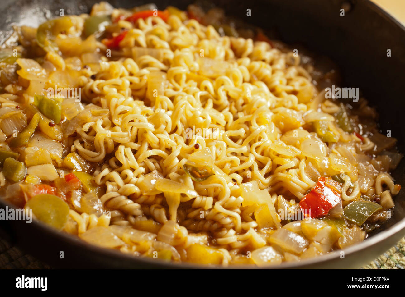 Masala spaghetti istantanei, moderna cucina indiana Foto Stock