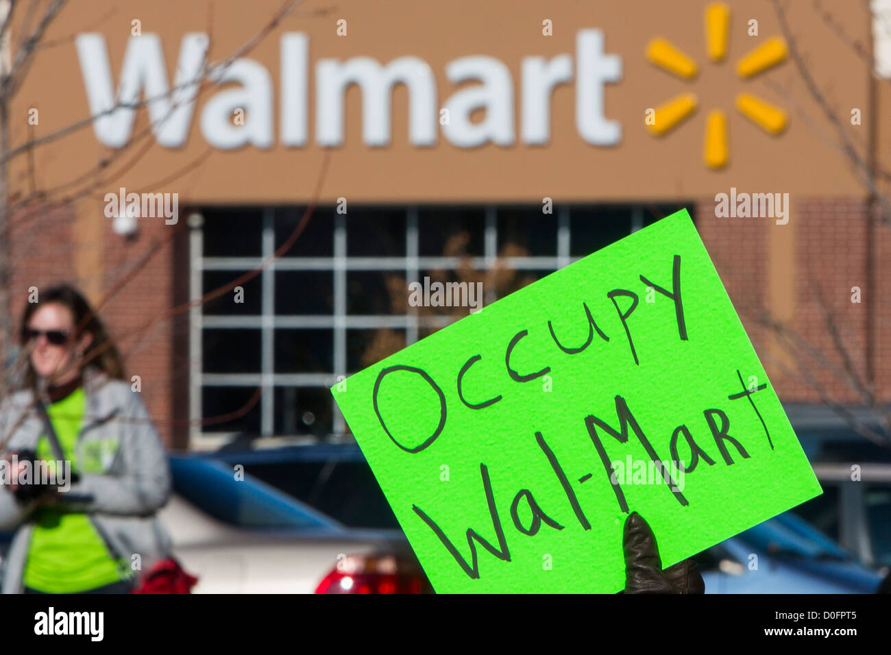 I dimostranti protestano contro le condizioni di lavoro a Walmart. Foto Stock