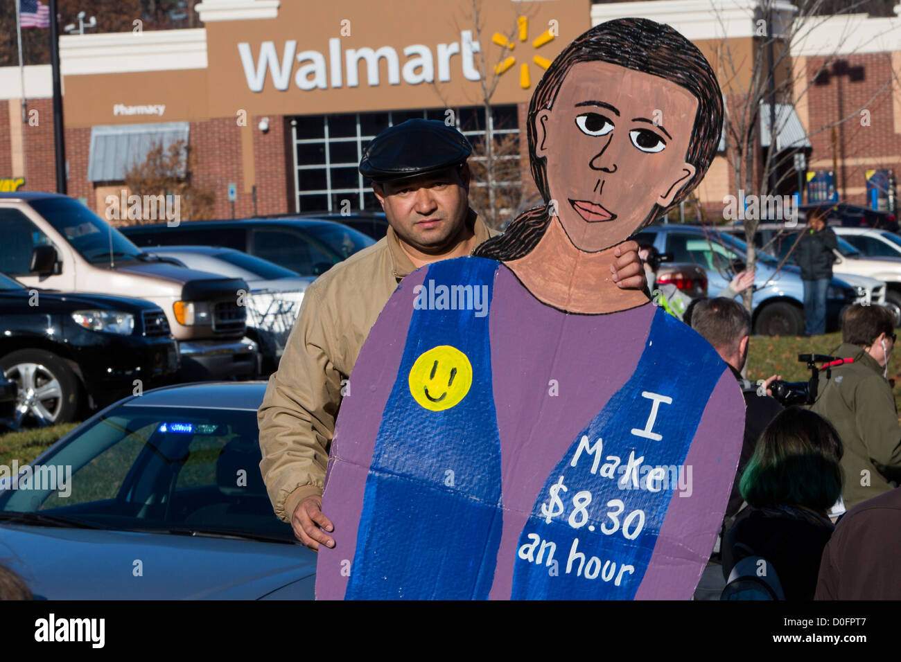 I dimostranti protestano contro le condizioni di lavoro a Walmart. Foto Stock