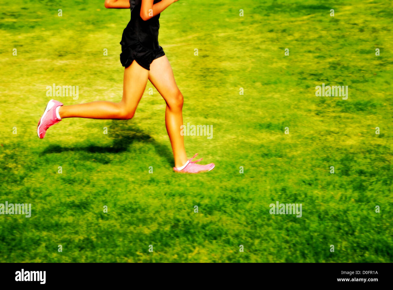 Runner eseguono una corsa intorno a via con linee Foto Stock