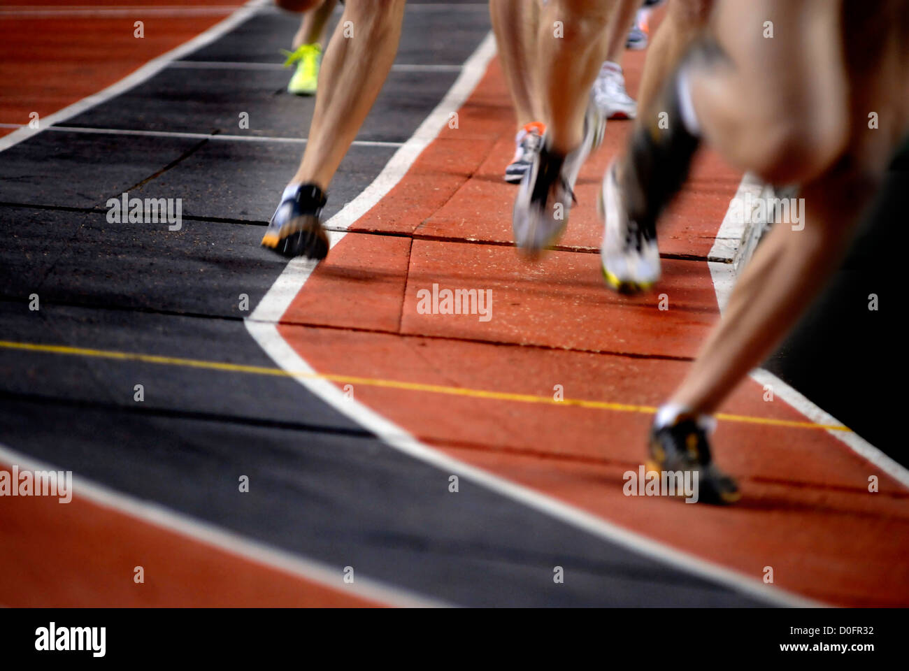 Runner eseguono una corsa intorno a via con linee Foto Stock