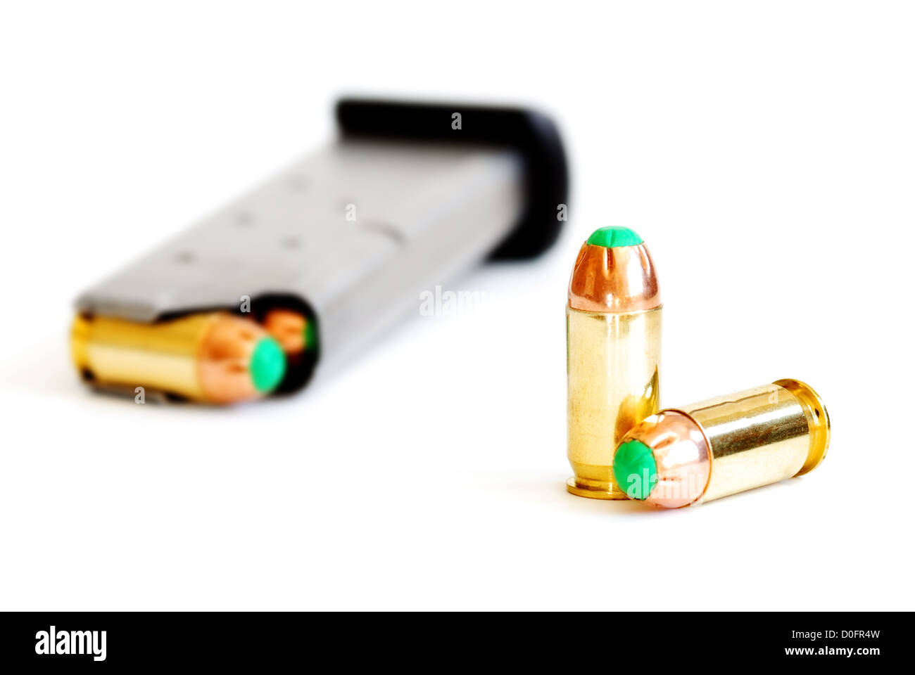 Alcuni proiettili per pistola isolati su sfondo bianco Foto Stock