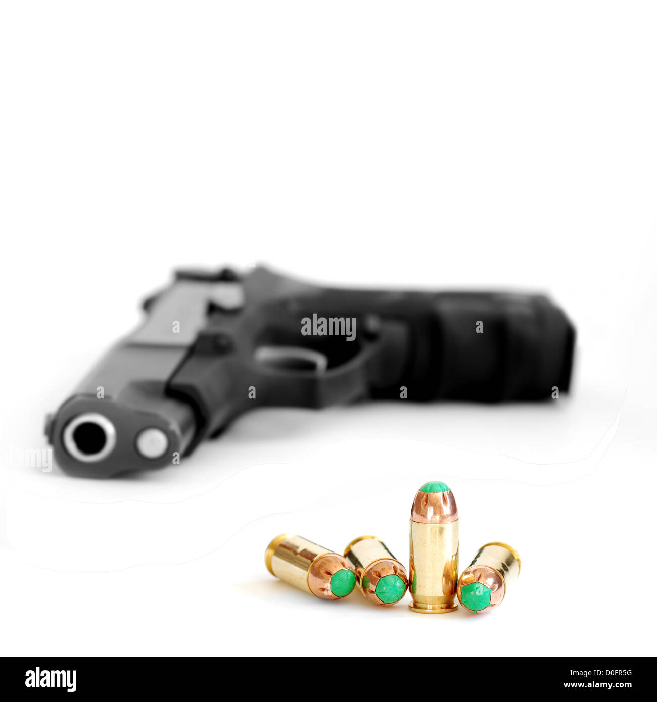 Alcuni proiettili per pistola isolati su sfondo bianco Foto Stock