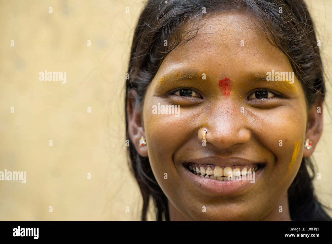 Sud giovane donna indiana con la curcuma coperto volto ritratto. Andhra Pradesh, India Foto Stock