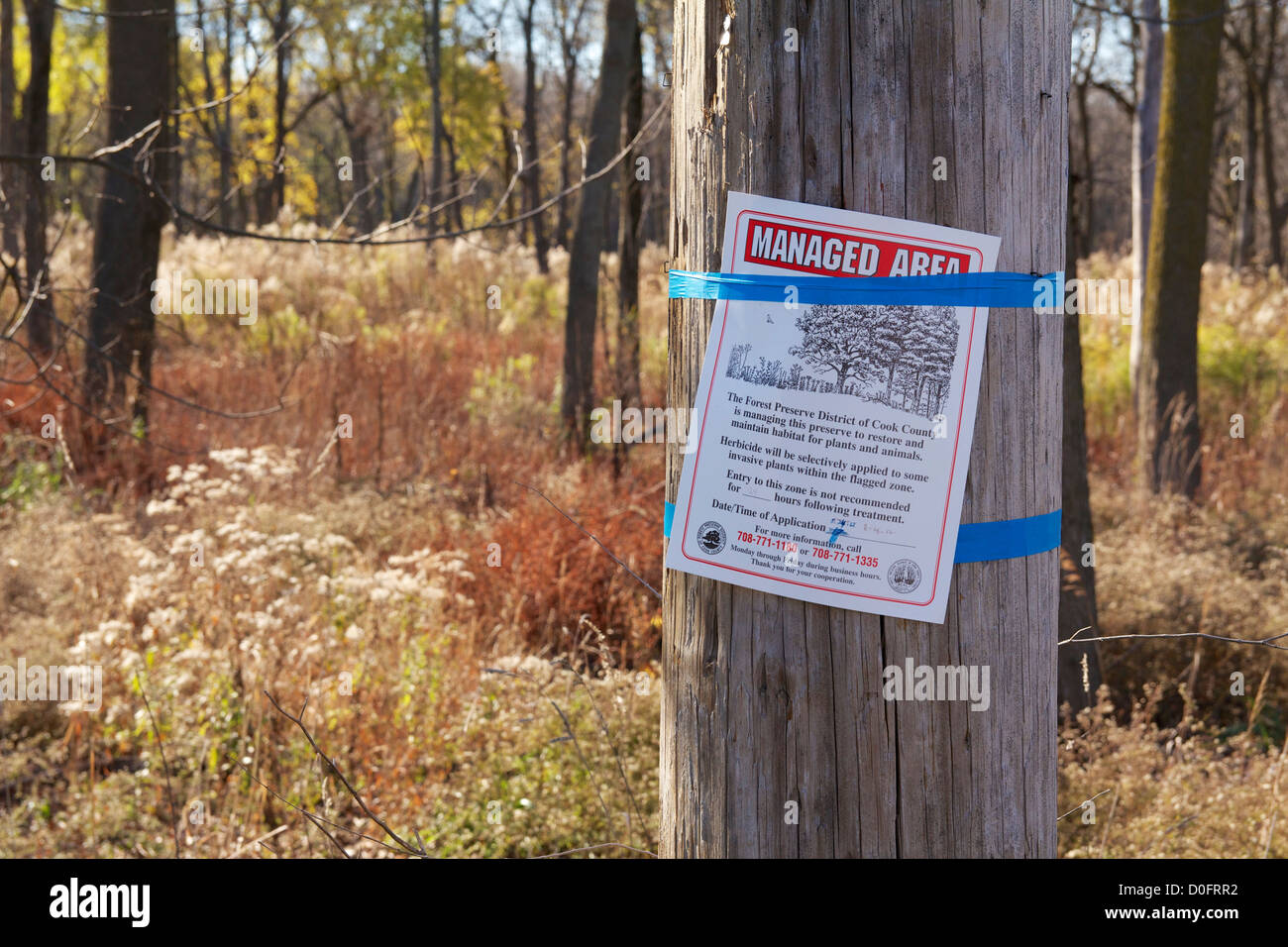 Area gestita di avvertimento di segno di applicazione di erbicida. Salt Creek Nature Preserve Cook County Illinois Foto Stock