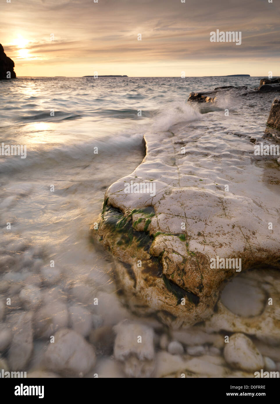 Oro Cielo di tramonto sulla spiaggia rocciosa di Georgian Bay. Natura Di Paesaggio PAESAGGIO. Bruce Peninsula National Park, Ontario, Canada. Foto Stock