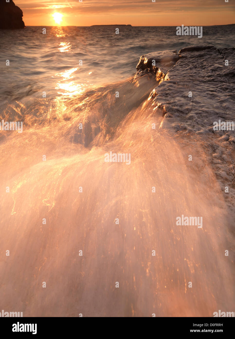 Tramonto stupendo paesaggio naturale di acqua di colpire spiaggia rocciosa di Georgian Bay. Bruce Peninsula National Park, Ontario, Canada. Foto Stock