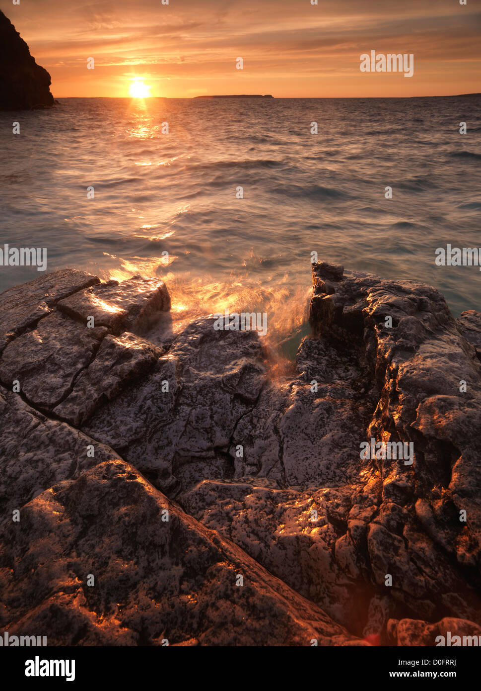 Rocce sulla riva del Georgian Bay, tramonto stupendo paesaggio naturale in colori dorati. Bruce Peninsula National Park, Canada Foto Stock
