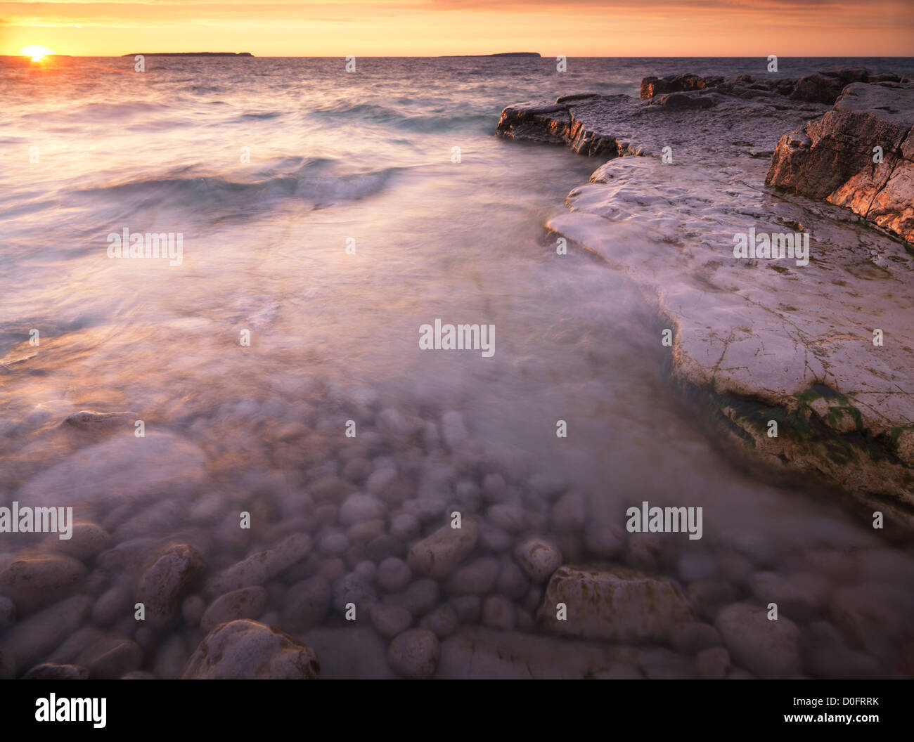 Georgian Bay, tramonto stupendo paesaggio naturale in colori dorati. Bruce Peninsula National Park, Ontario, Canada. Foto Stock