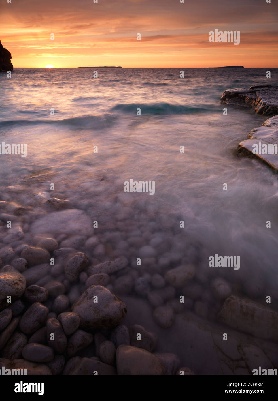 Tramonto colorato su Georgian Bay Spiaggia rocciosa. Bruce Peninsula National Park, Ontario, Canada. Foto Stock