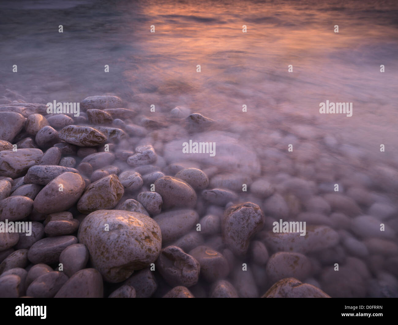 Sunset riflettendo in acqua di Georgian Bay Spiaggia rocciosa. Bruce Peninsula National Park, Ontario, Canada. Foto Stock