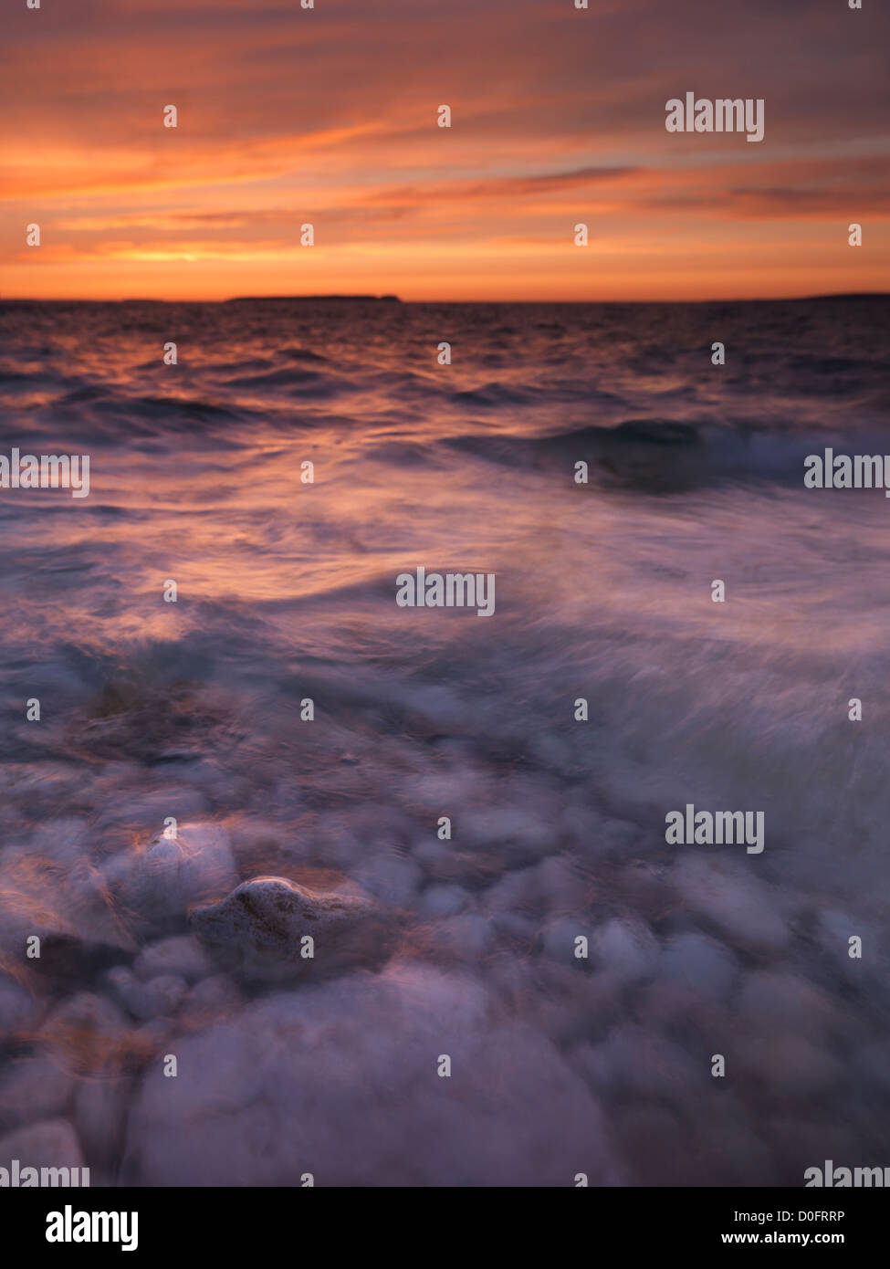 Tramonto stupendo scenario del Georgian Bay Spiaggia rocciosa durante il tramonto. Bruce Peninsula National Park, Ontario, Canada. Foto Stock