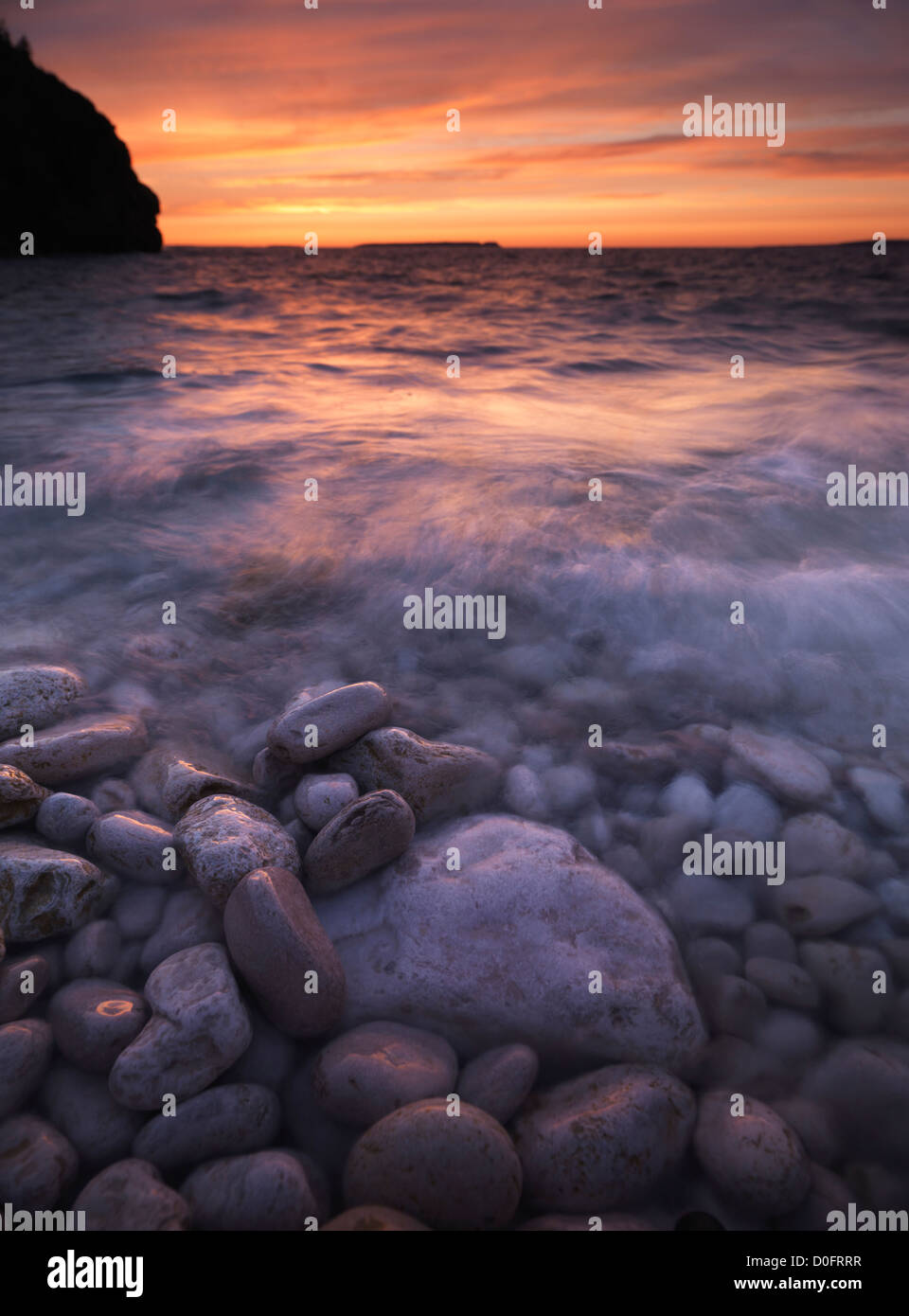Colorato tramonto atmosferica scenario di Georgian Bay Spiaggia rocciosa. Bruce Peninsula National Park, Ontario, Canada. Foto Stock
