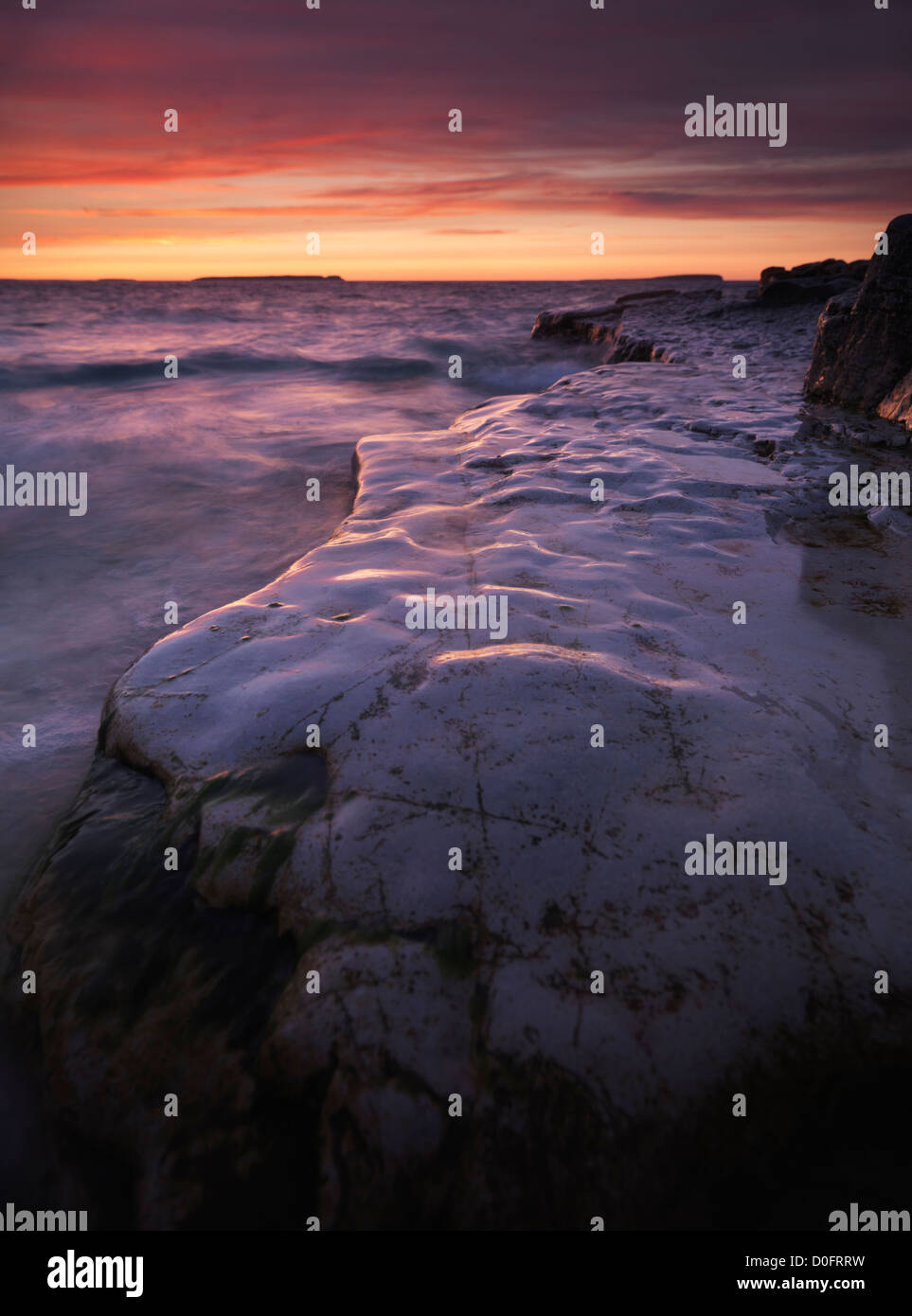 Colorato tramonto natura paesaggio paesaggio di Georgian Bay Spiaggia rocciosa sotto il cielo rosso. Bruce Peninsula National Park, Canada Foto Stock