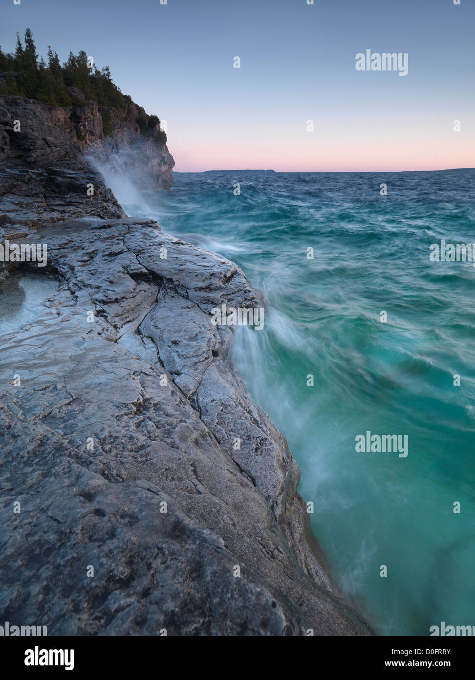 Tempestoso scenario di mattina di Georgian Bay Spiaggia rocciosa a Bruce Peninsula National Park, Ontario, Canada. Foto Stock