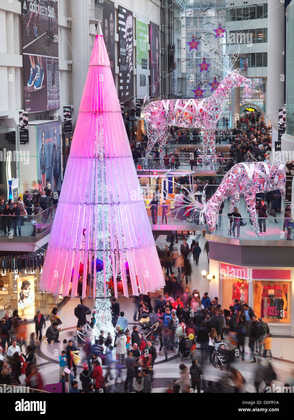 Toronto Eaton Centre shopping mall vacanze inverno stagione Decorazione per albero di natale in 2012. Toronto, Ontario, Canada. Foto Stock