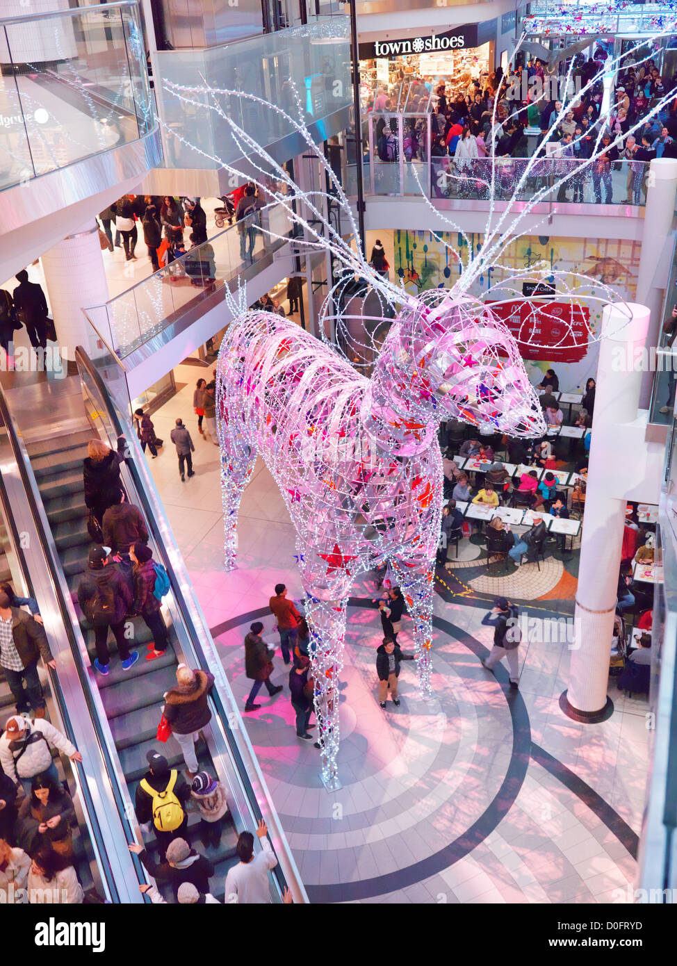 Toronto Eaton Centre shopping mall vacanze inverno stagione natale decorazione di un gigante di cervi nel 2012. Toronto, Ontario, Canada. Foto Stock