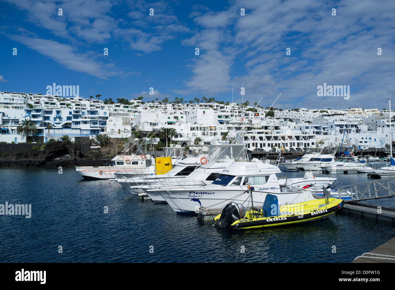 Dh Harbour PUERTO DEL CARMEN LANZAROTE imbarcazioni da diporto yacht da crociera molo vecchio porto cittadino marina yacht Foto Stock