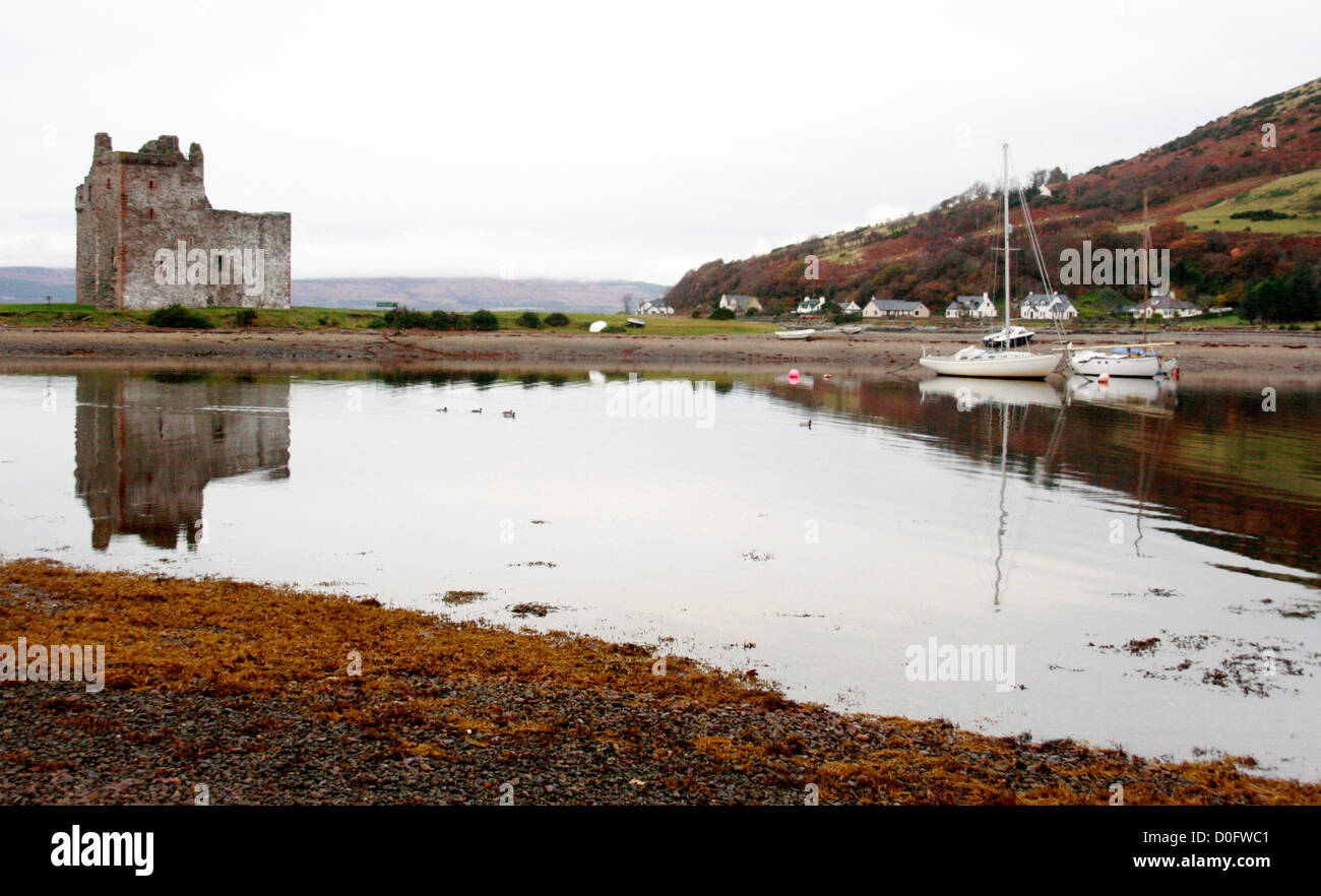 Loch Ranza castello e borgo in autunno, Isle of Arran, Scozia Foto Stock