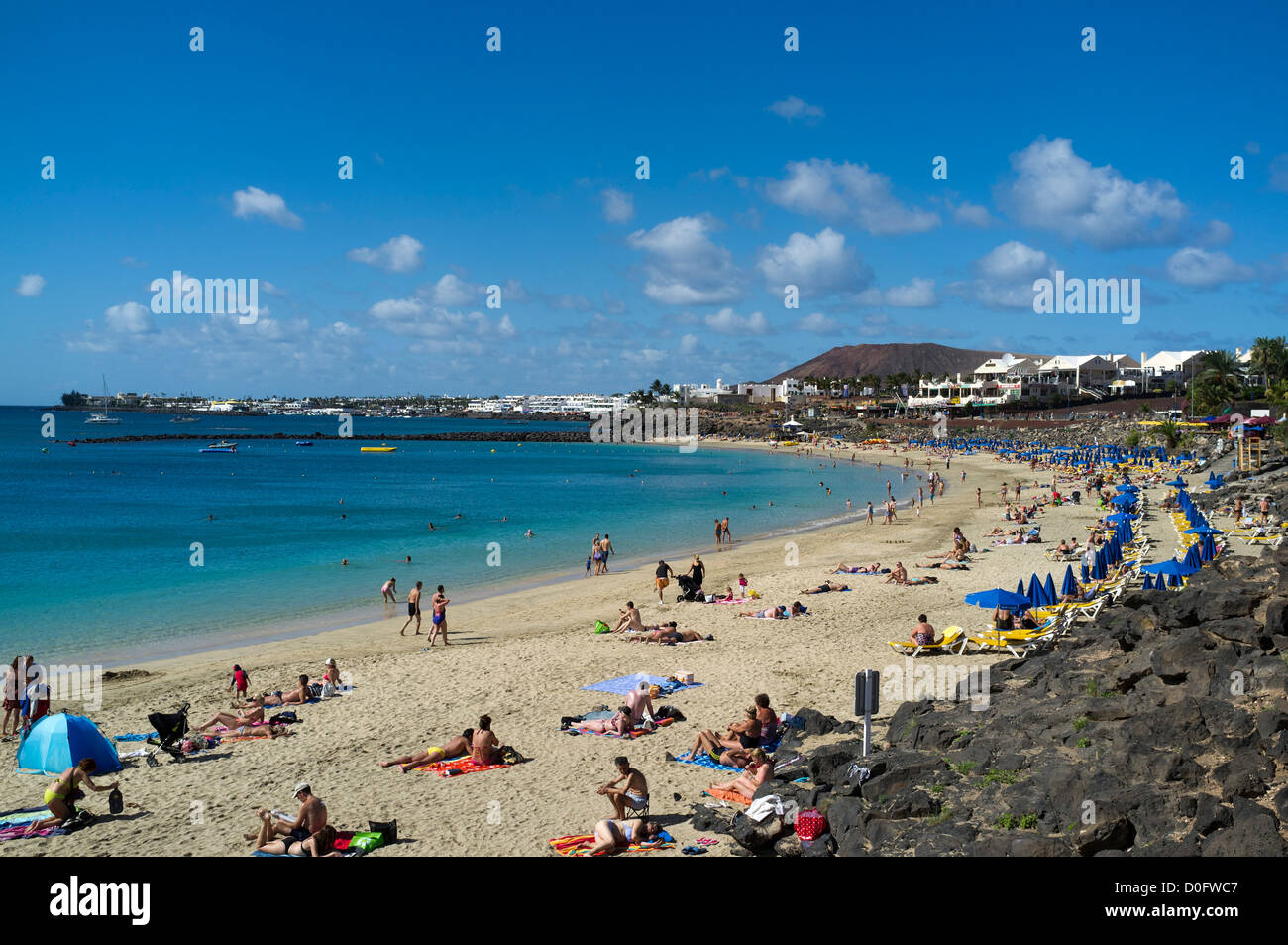 dh Playa Dorada Beach PLAYA BLANCA LANZAROTE solarium relax bianco spiaggia sabbiosa resort vacanze isole canarie spagna al sole Foto Stock