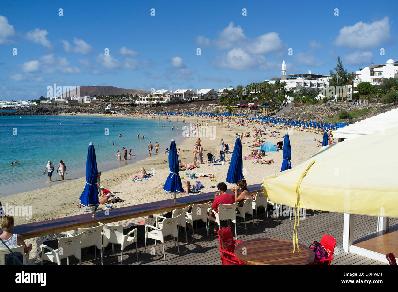 dh Playa Dorada Beach PLAYA BLANCA LANZAROTE coppia turistica rilassante spiaggia caffè bianco sabbioso resort vacanze spiagge isole canarie Foto Stock