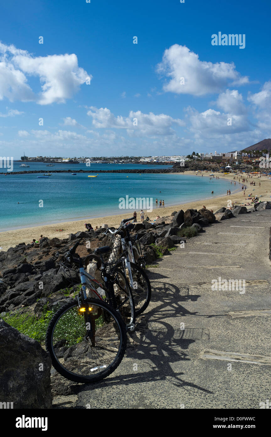 dh Playa Dorada Beach PLAYA BLANCA LANZAROTE due biciclette sopra sandy resort holiday bikes 2 biciclette Foto Stock