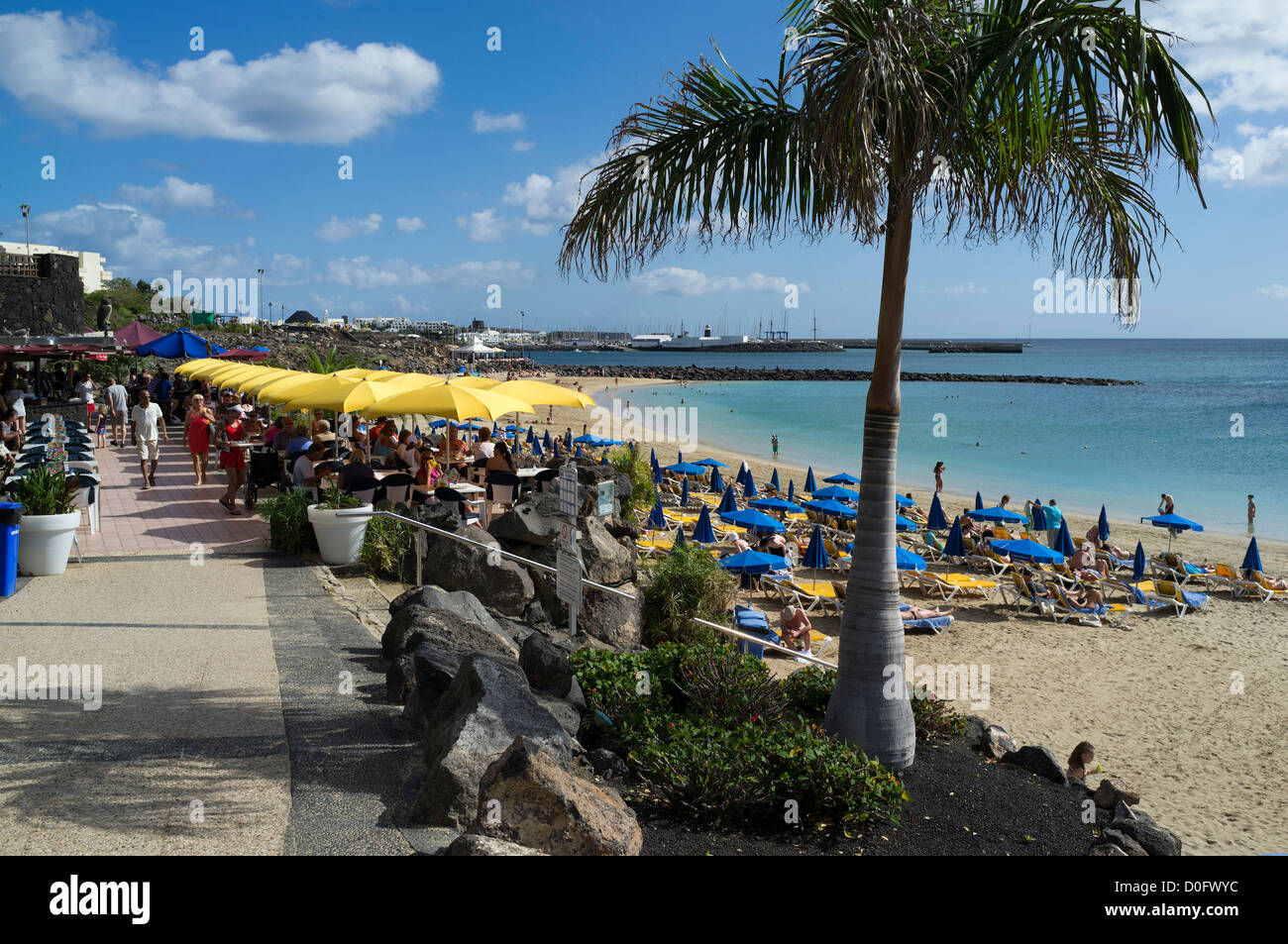 Dh Playa Dorada Beach PLAYA BLANCA LANZAROTE Cafe turisti bianco rilassante vacanza sabbiosa spiaggia del resort isole canarie sun Foto Stock