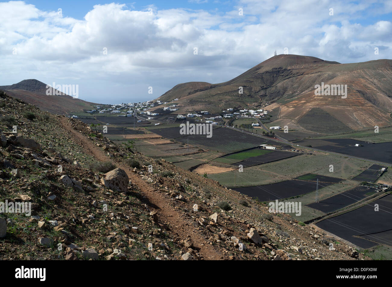 Dh FEMES LANZAROTE sentiero di montagna villaggio nella valle Foto Stock