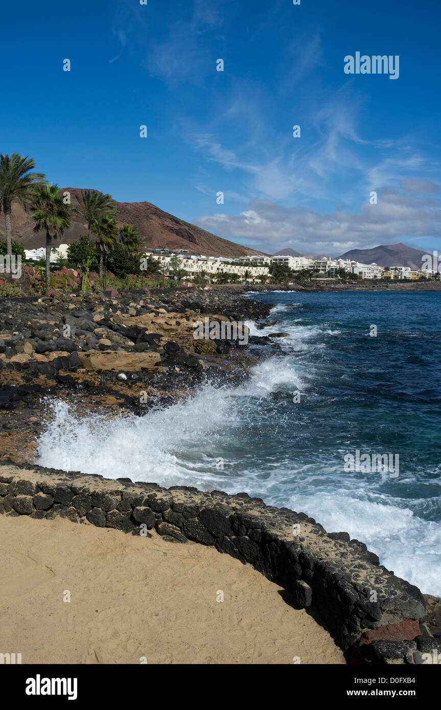 dh PLAYA BLANCA LANZAROTE costa atlantica onde mare che si infrangono a riva villaggio turistico wave città Foto Stock