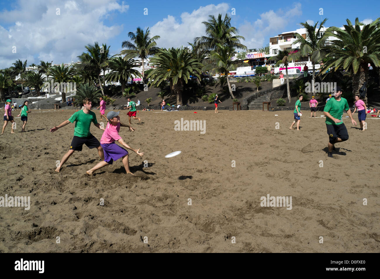 dh Beach ULTIMATE FRISBEE EUROPE giocatore che lancia flying disc su Lanzarote Beach partita sport competizione Foto Stock