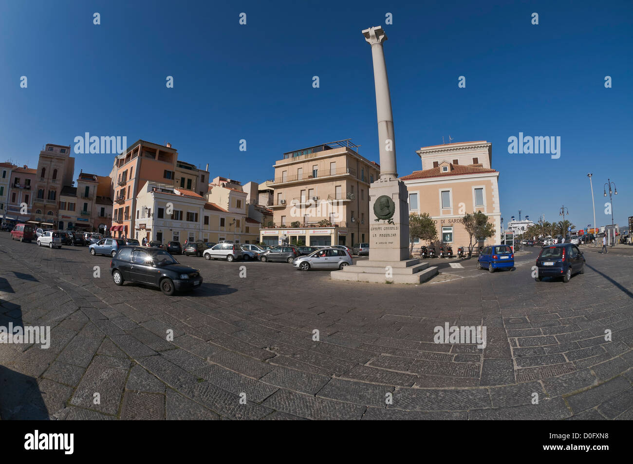 Il paesaggio urbano con un pilastro dedicato a Garibaldi, La Maddalena, in Sardegna, Italia Foto Stock