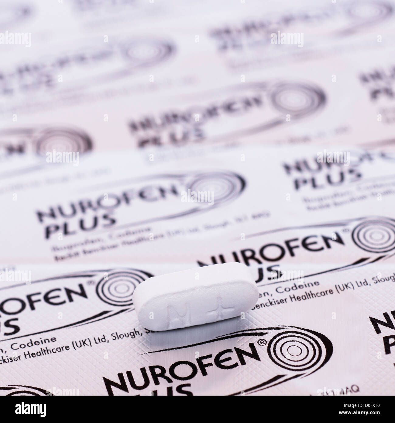 Un Nurofen Plus ibuprofen e codeina dolore compressa da una confezione in  blister Foto stock - Alamy