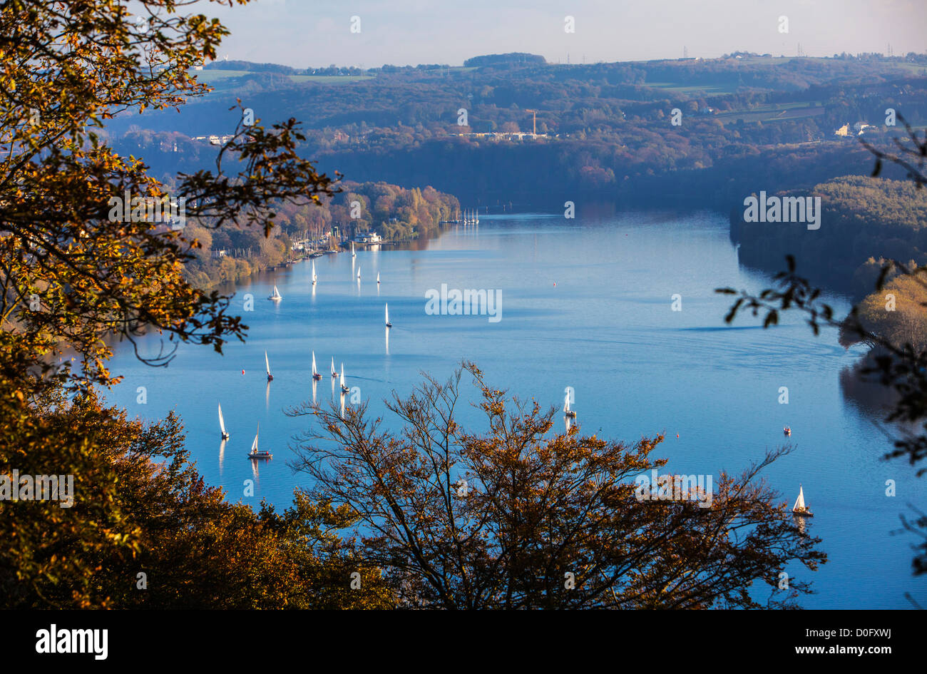 Lago Baldeneysee di Essen, in Germania. Barche a vela durante una regata in caduta. Foto Stock