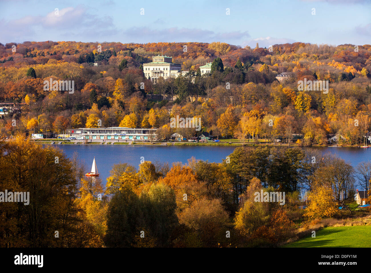 Lago Baldeneysee a Essen, Germania.Vista in autunno a Villa Huegel, la famiglia casa ancestrale della Krupp dinastia industriale. Foto Stock