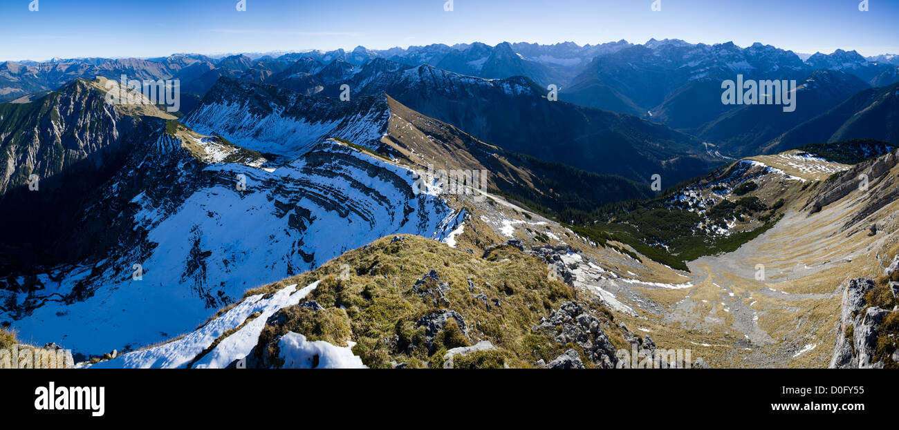 Vista panoramica dalla cima del Schafreuter verso la catena centrale delle Alpi tra cui la cresta delle montagne Karwandel Foto Stock