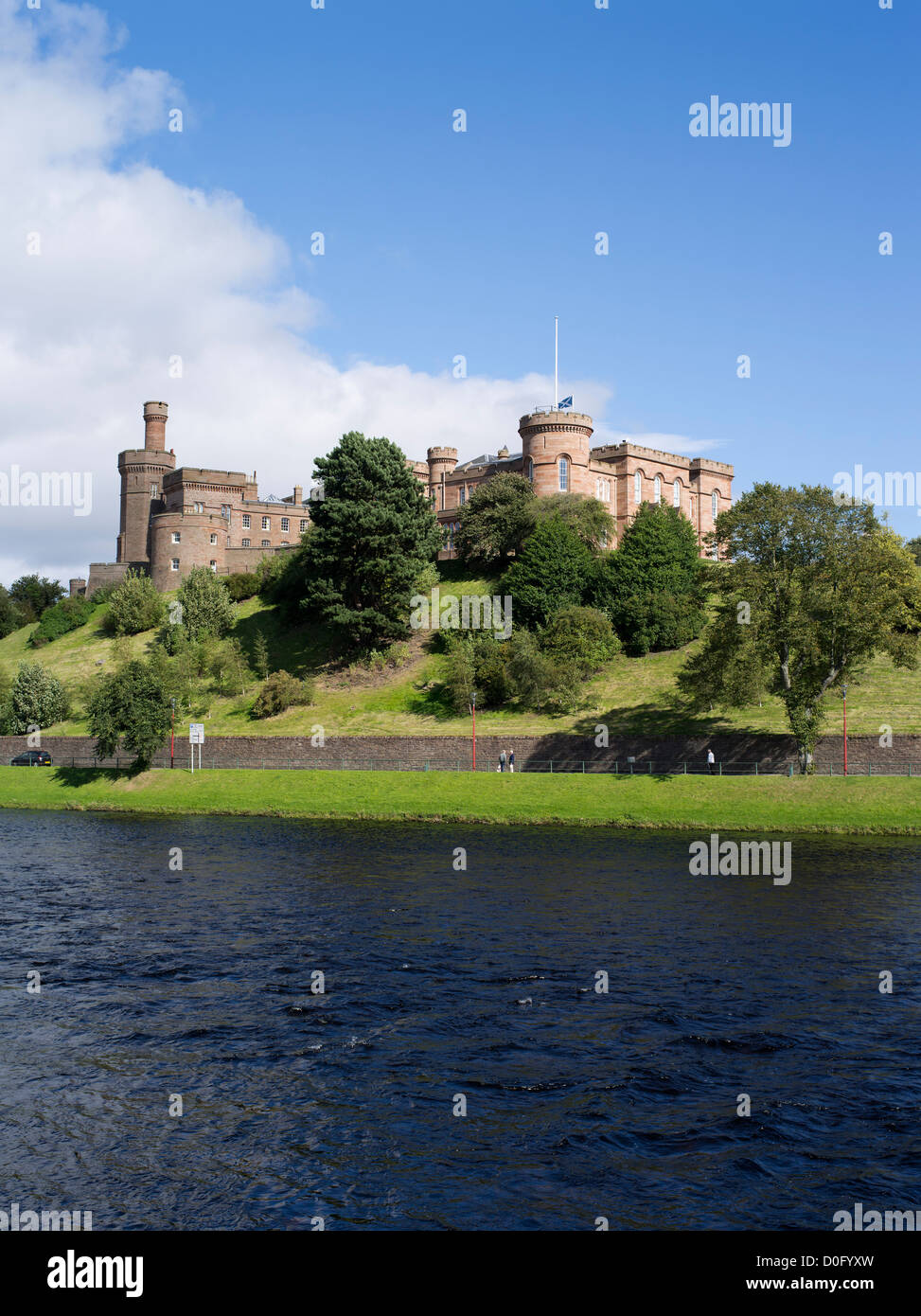 Dh Inverness Castle INVERNESSSHIRE Inverness Castle riverside Fiume Ness Scozia uk città castelli scozzesi in highland Foto Stock