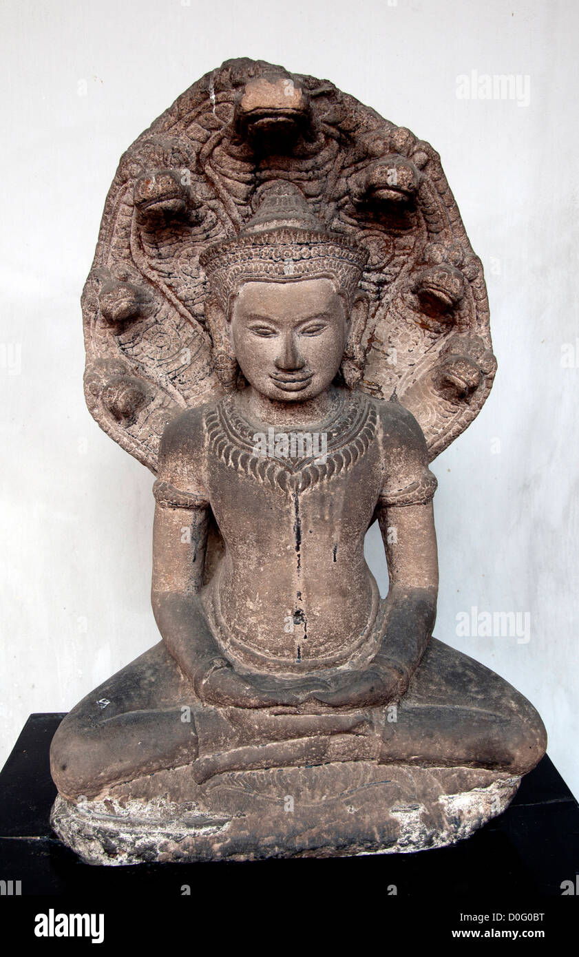 Immagine del Buddha sotto il Naga arte Khmer Angor Wat style del XII secolo D.C. Lopburi Tailandia Bangkok museo Foto Stock