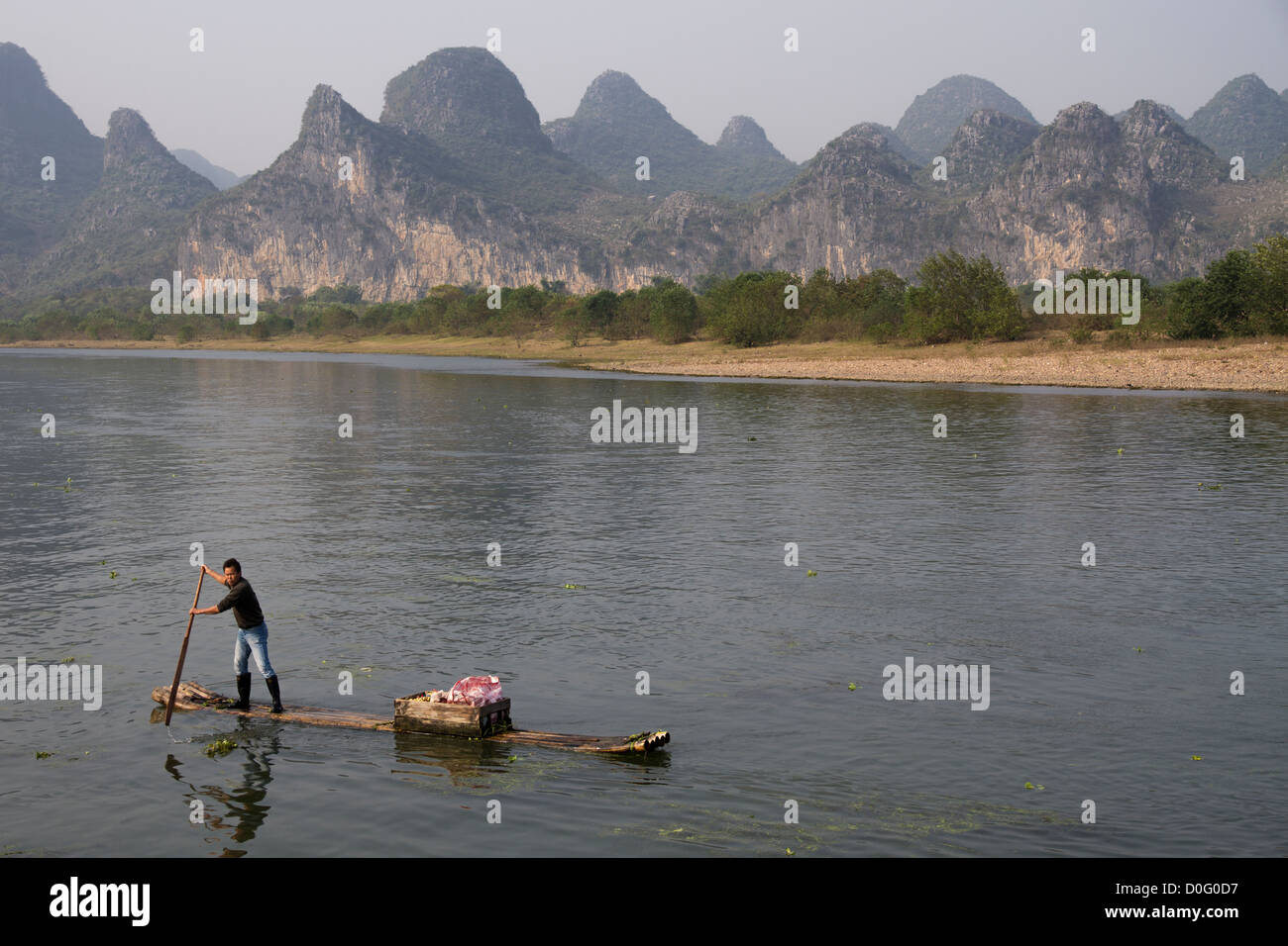 Cina Guangxi, il fiume Li uomo su zattera Foto Stock