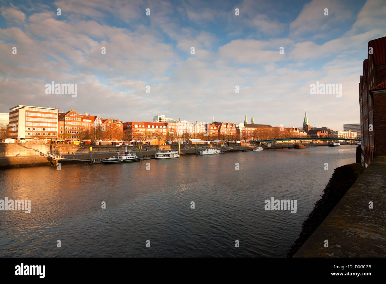 Il fiume e la città di Brema in ultima luce del sole prima del tramonto, Germania Foto Stock