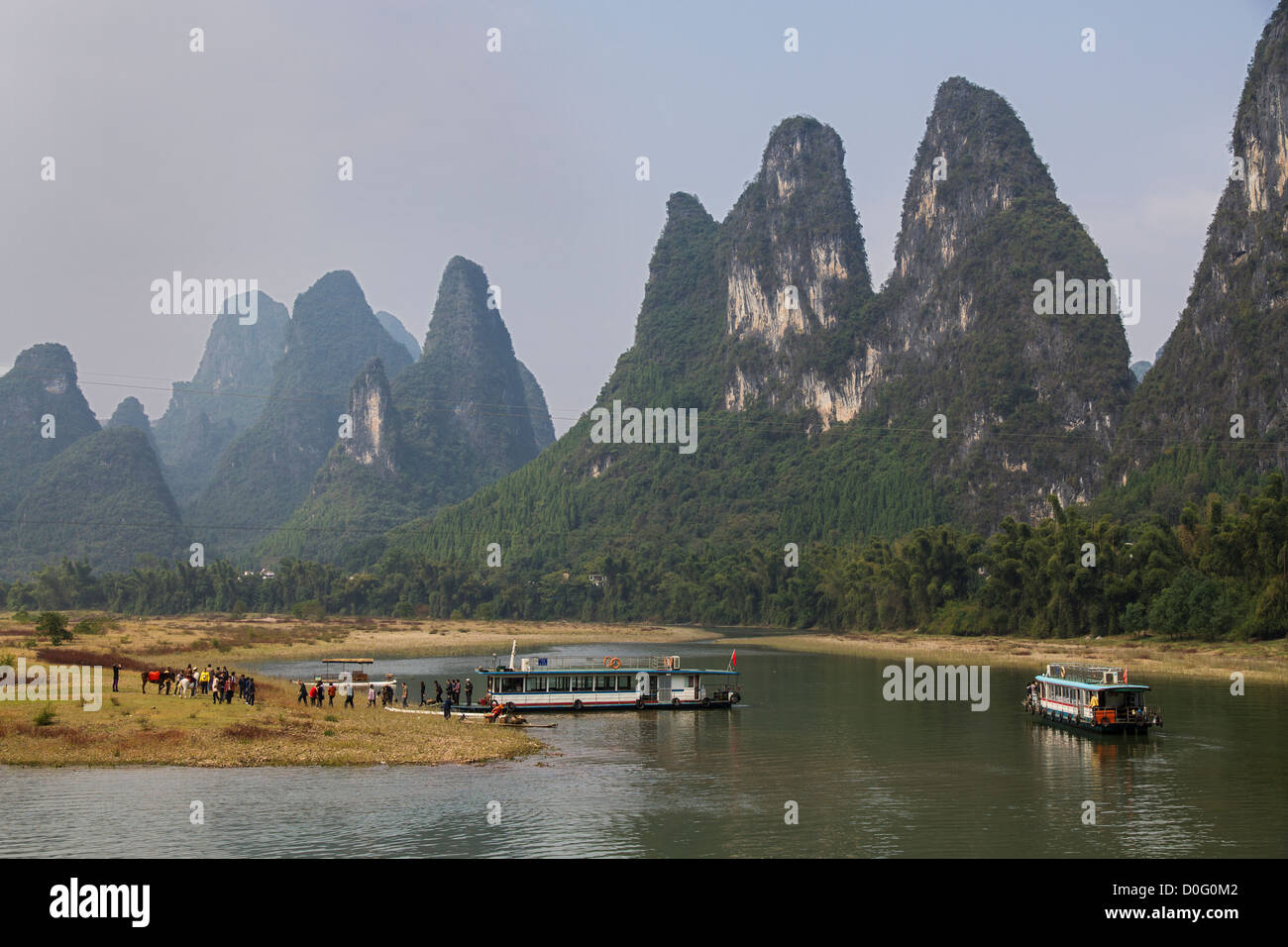 Cina Guangxi Fiume Li e sulle montagne Foto Stock