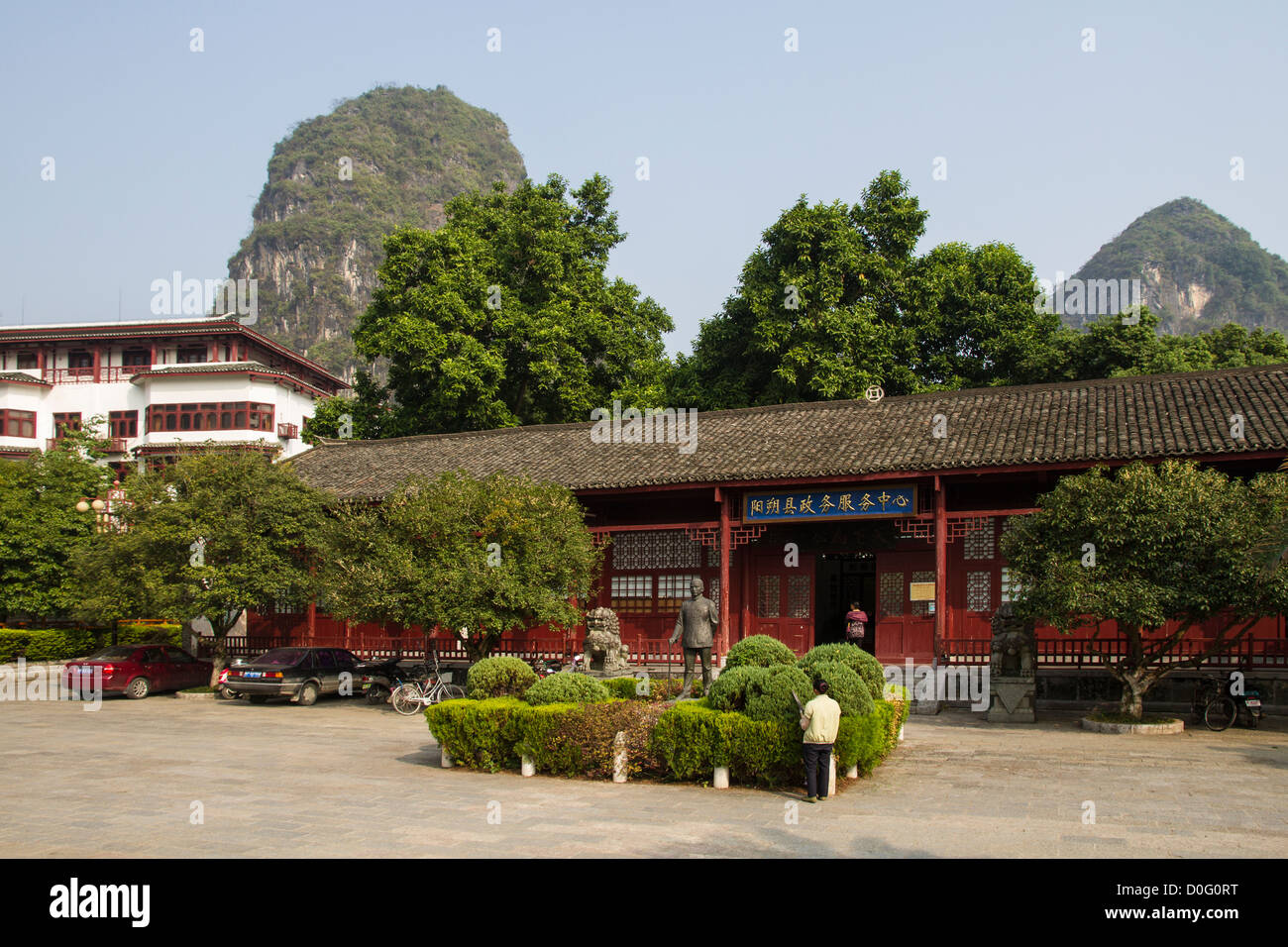 Cina Guangxi Yangshuo, Sun Yat Sen statua & town center square Foto Stock