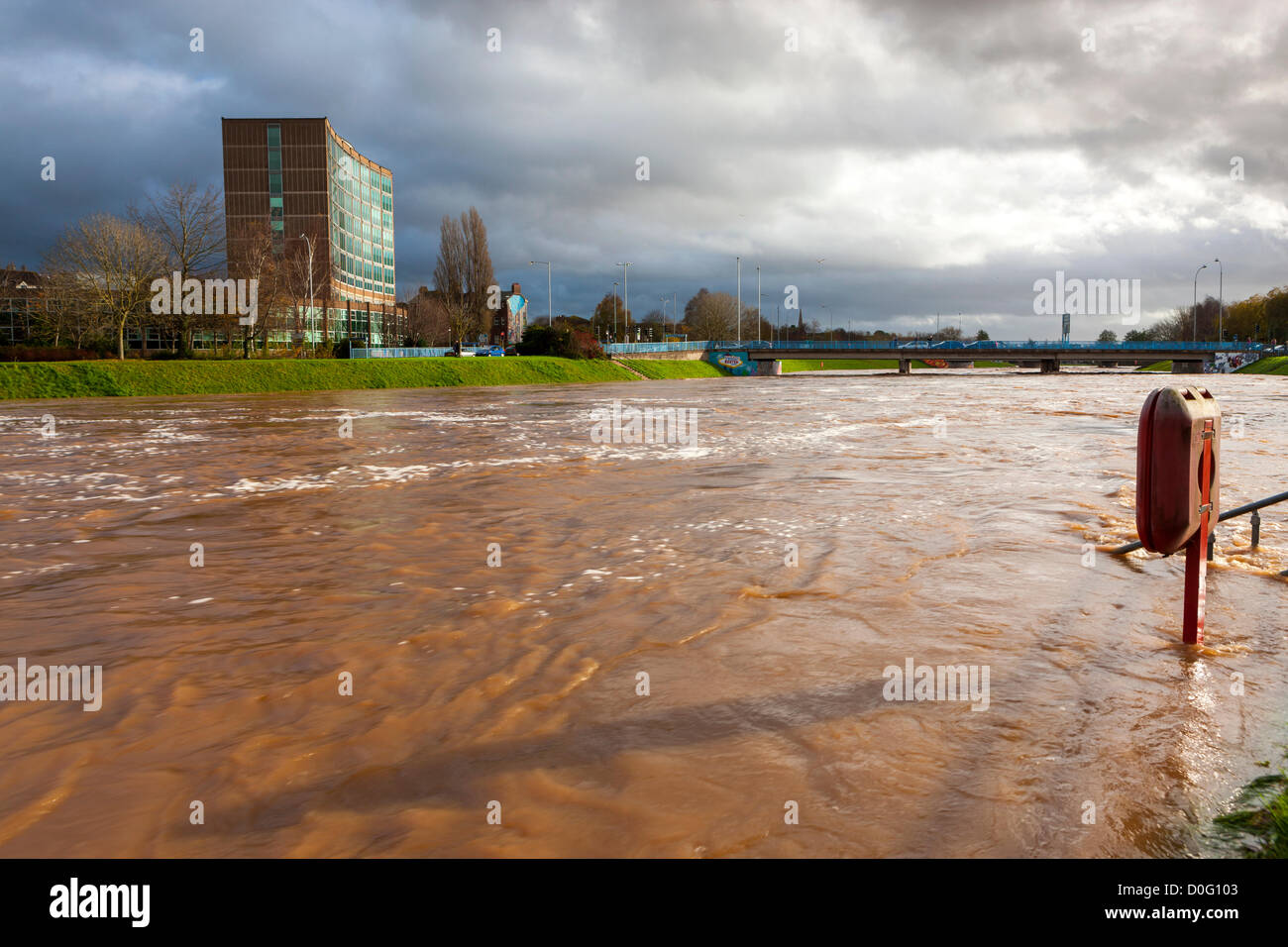 Exeter, Regno Unito. 25 Novembre, 2012. Terreni fangosi le acque di esondazione del fiume exe Dopo forti piogge nel Devon la scorsa notte. Foto Stock