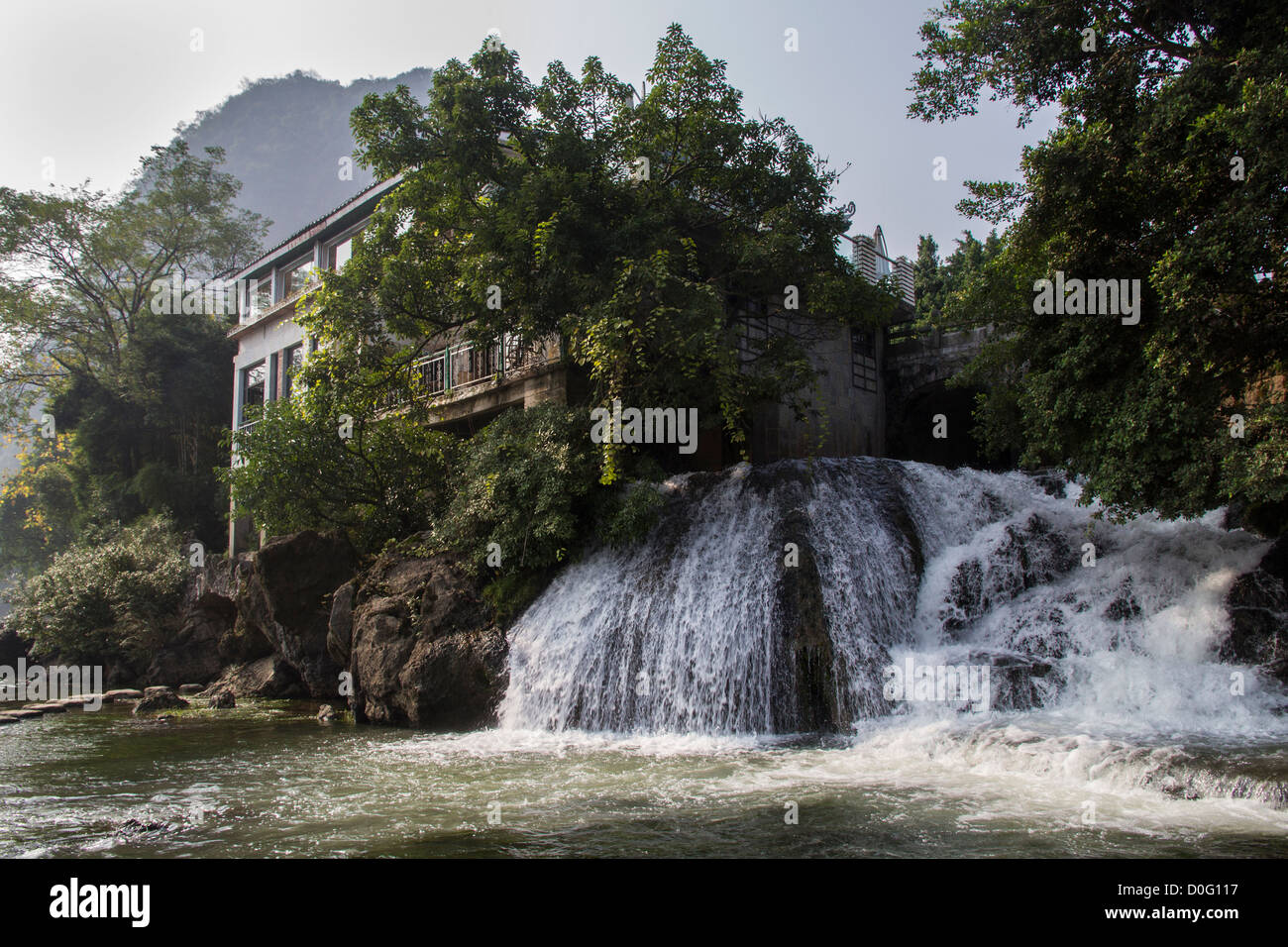 Cina Guangxi Yangshuo, il fiume Li cascata Foto Stock