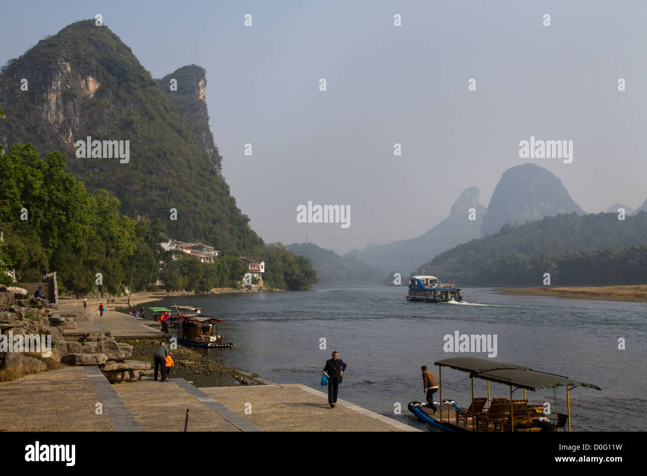 Cina Guangxi Yangshuo, il fiume Li imbarcadero Foto Stock