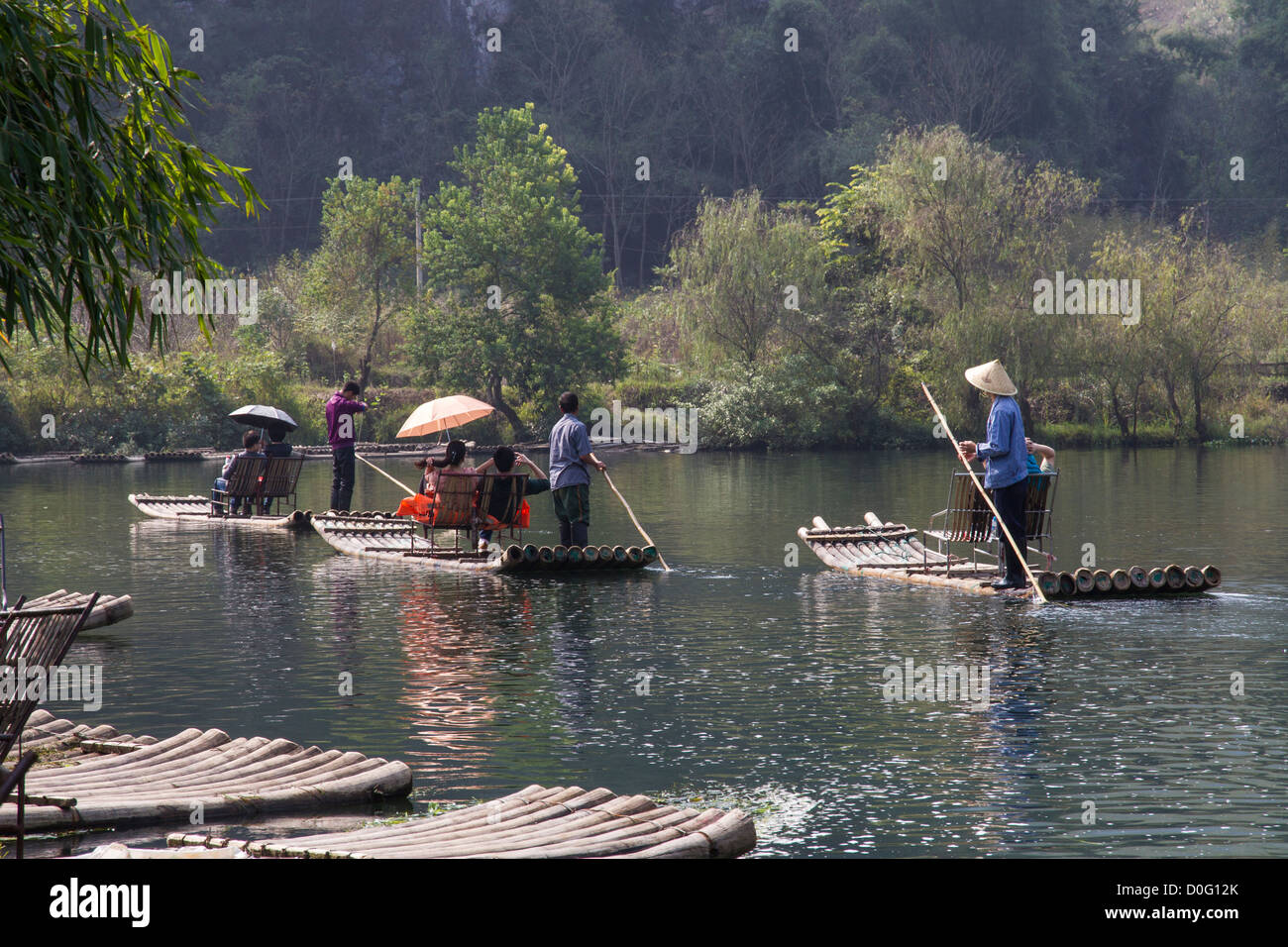 Cina Guangxi Yangshuo, Yulong rafting sul fiume Foto Stock
