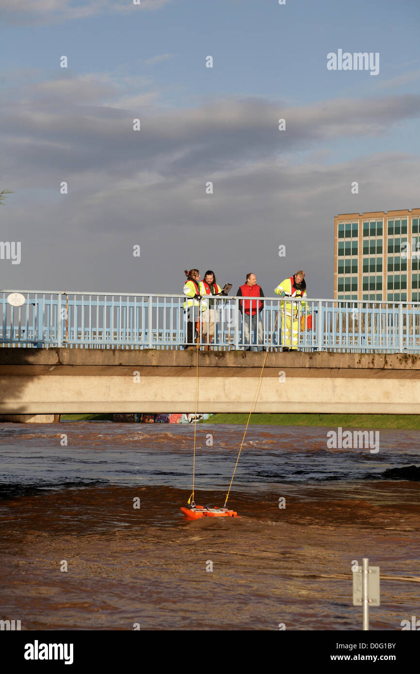 Exeter Devon, Regno Unito. 25 novembre 2012 Agenzia ambientale del Regno Unito il personale misurare il flusso del fiume allagata Exe utilizzando un tethered ' Riverboat' galleggiante. Foto Stock