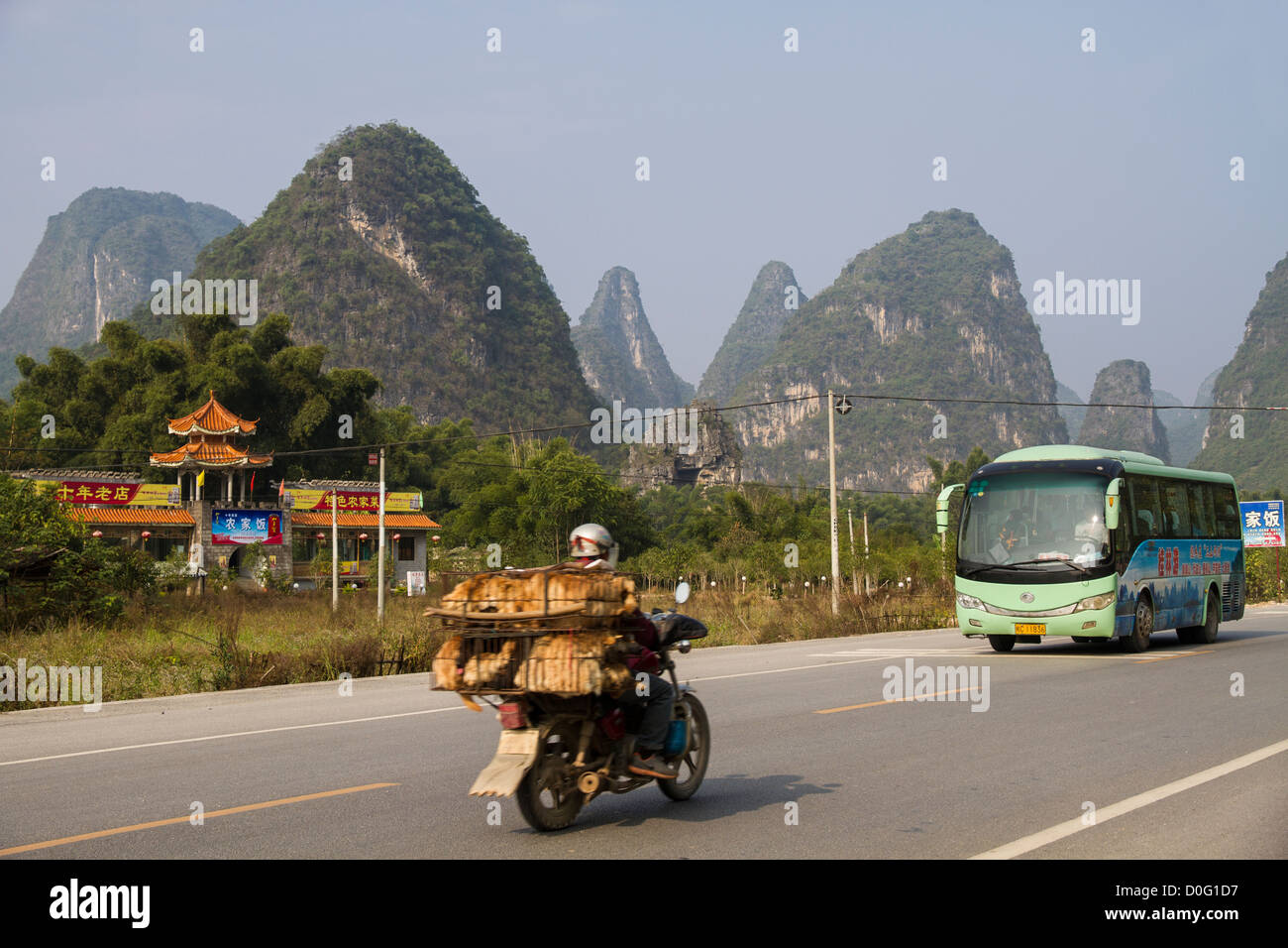 Cina Guangxi Yangshuo, road & montagne carsiche Foto Stock